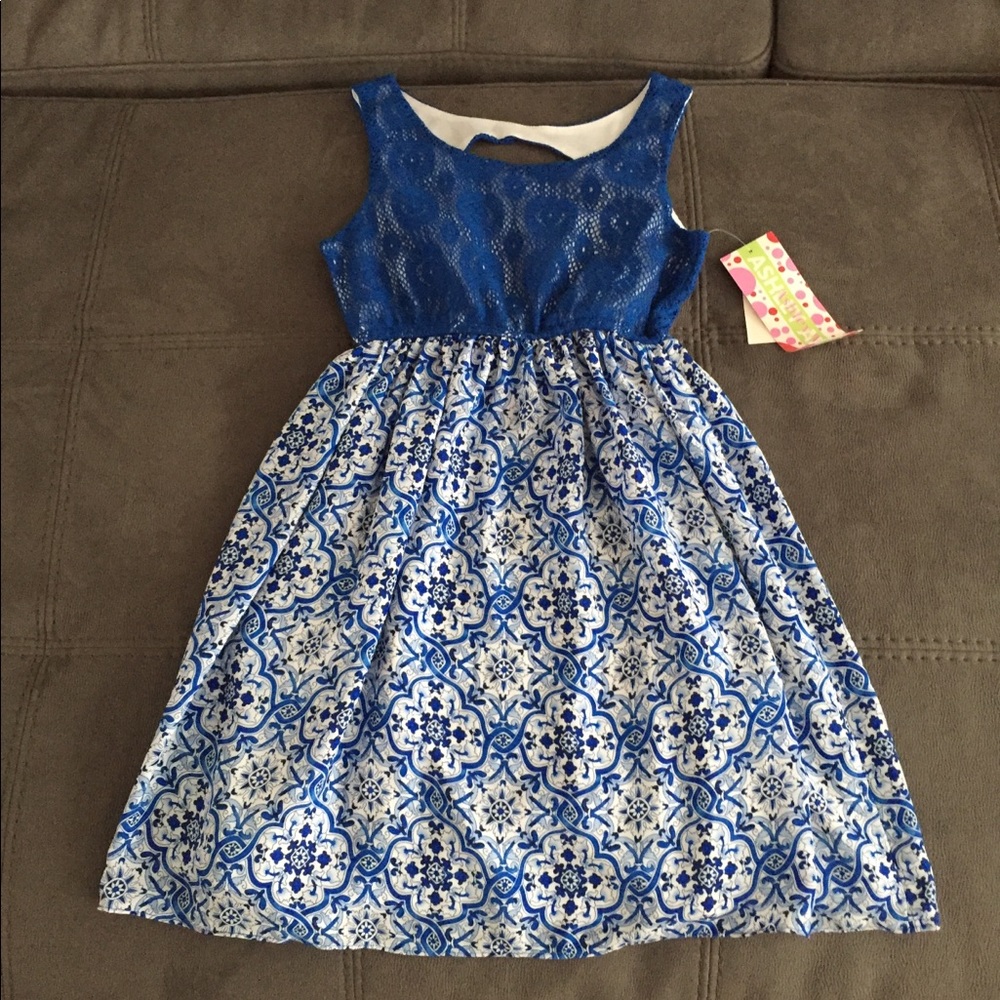 Many details Blue and white dress